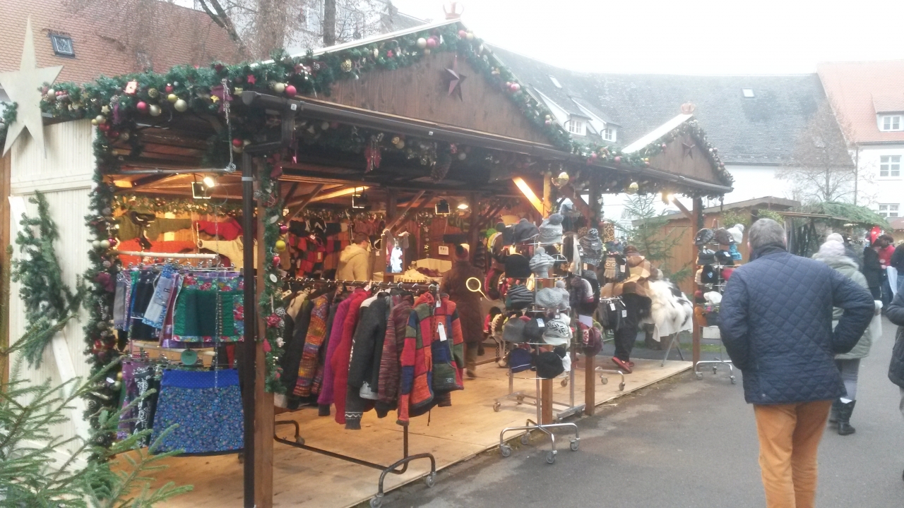 Verkaufsstand auf einem Weihnachtsmarkt